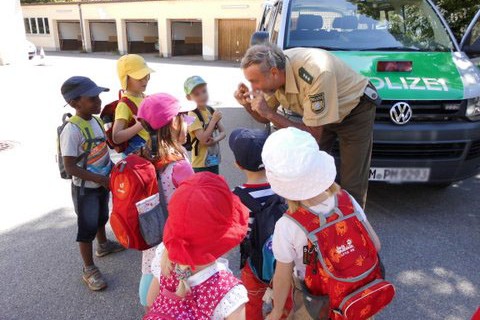 Besuch bei der Polizei - der Kindergarten Froschkönig ist unterwegs in Unterhaching